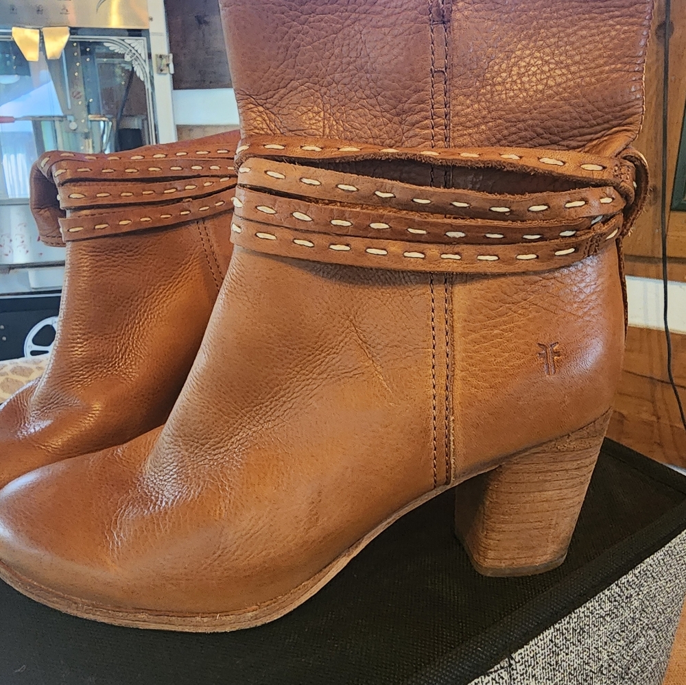 13 pairs of sandals/heels/booties. All in excellent shape. From 71/2-8 sizes.